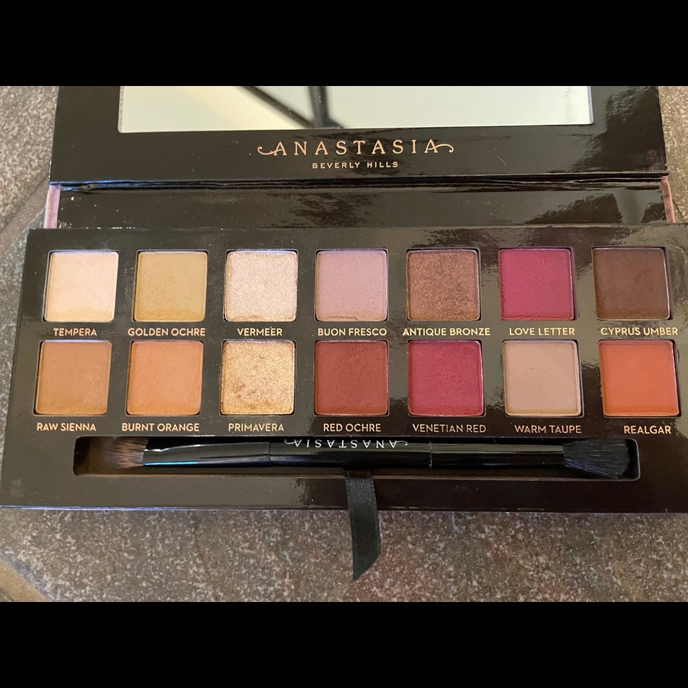 Anastasia Beverly Hills eyeshadow palette